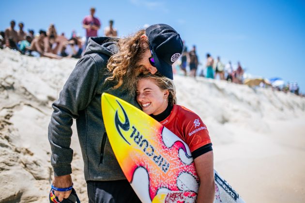 Erin Brooks com o pai Jeff Brooks, Corona Saquarema Pro 2024, Itaúna, Rio de Janeiro. Foto: WSL / Thiago Diz.