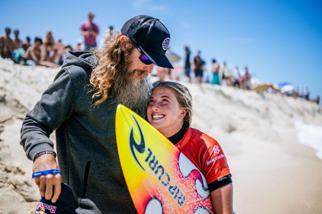 Erin Brooks com o pai Jeff Brooks, Corona Saquarema Pro 2024, Itaúna, Rio de Janeiro. Foto: WSL / Thiago Diz.