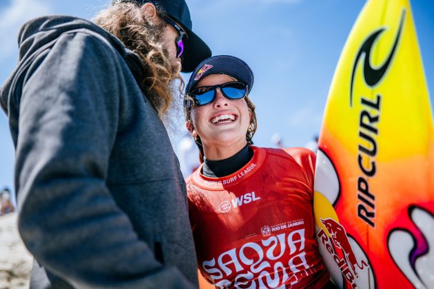 Erin Brooks com o pai Jeff Brooks, Corona Saquarema Pro 2024, Itaúna, Rio de Janeiro. Foto: WSL / Thiago Diz.