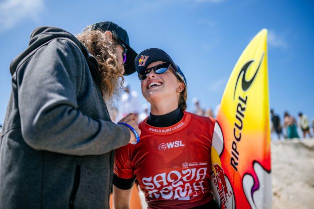 Erin Brooks com o pai Jeff Brooks, Corona Saquarema Pro 2024, Itaúna, Rio de Janeiro. Foto: WSL / Thiago Diz.