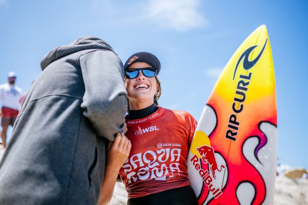 Erin Brooks com o pai Jeff Brooks, Corona Saquarema Pro 2024, Itaúna, Rio de Janeiro. Foto: WSL / Thiago Diz.