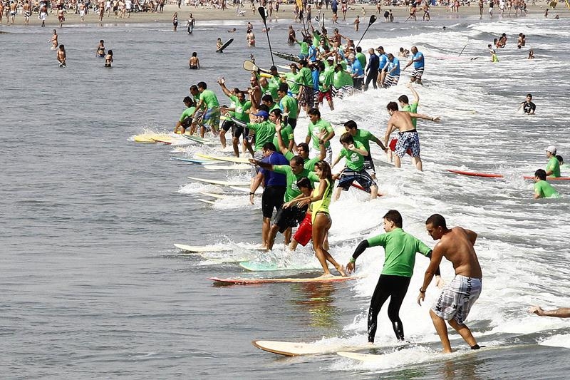 Desafio no Quebra-Mar visa quebrar recorde mundial de surfistas na mesma onda.