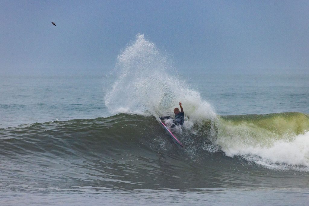 Jackson Baker apresenta surfe poderoso e avança.