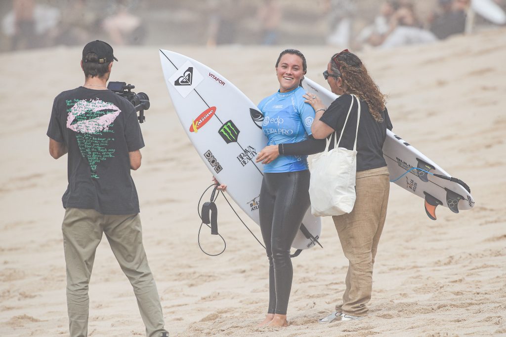 Laura Raupp enfrenta Sally Fitzgibbons nas quartas de final.