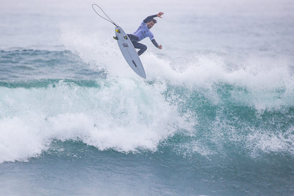 Mateus Herdy voa alto em Ribeira D’Ilhas.