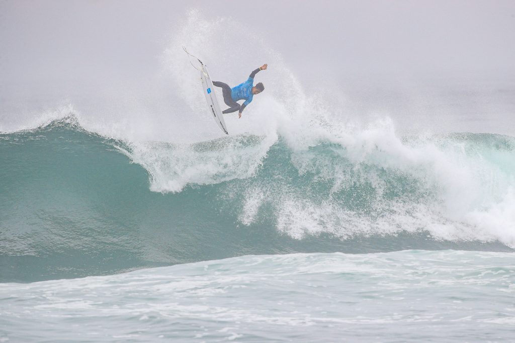 Samuel Pupo decola em Ribeira D’Ilhas e garante vaga nas quartas de final do Masculino.