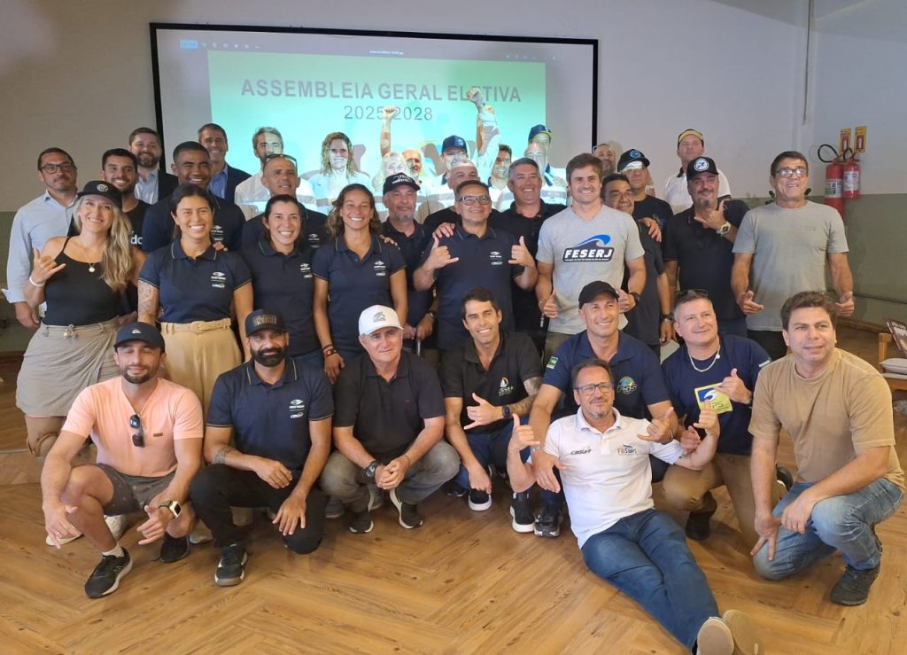 Galera reunida durante Assembleia Geral Eletiva da CBSurf.