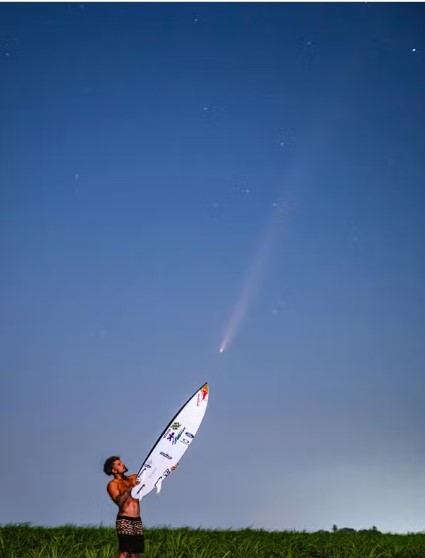 Italo Ferreira viraliza em foto com o “cometa do século”.