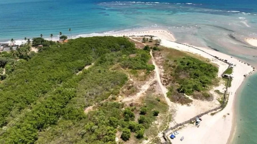 Aém de estar em área ambiental, muro restringe acesso à praia de Pontal de Maracaípe.