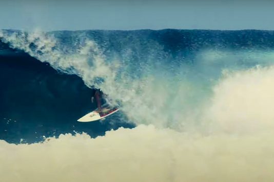 Dane Reynolds segue no rip