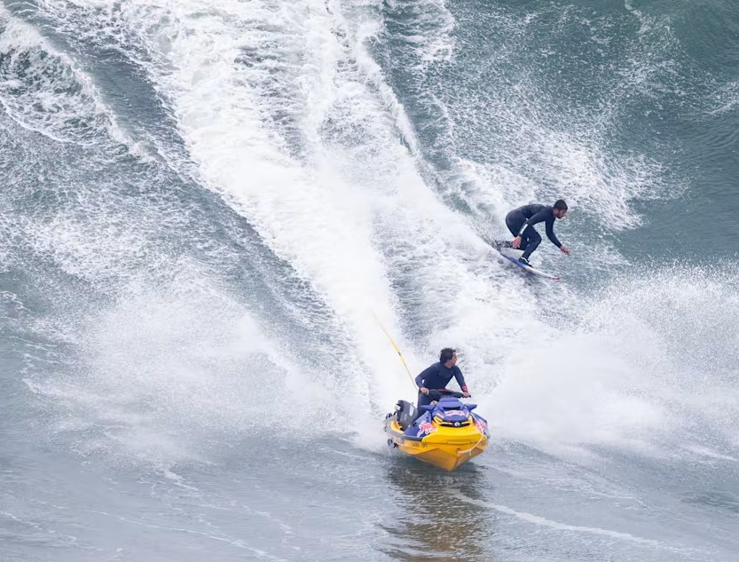 Jet ski auxilia Lucas Chumbro na sessão.