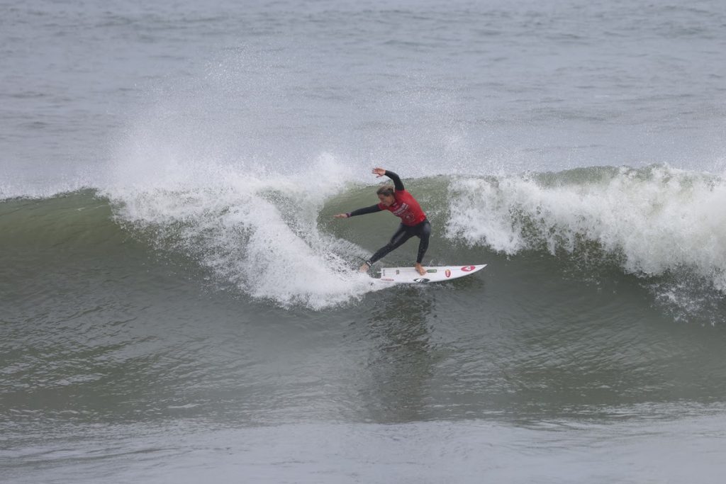 Laura Raupp campeã do Saquarema Surf Festival nas direitas da Praia de Itaúna.