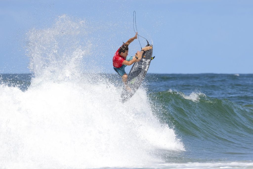 Argentino Nacho Gundesen voando para a liderança do ranking na Praia do Francês.