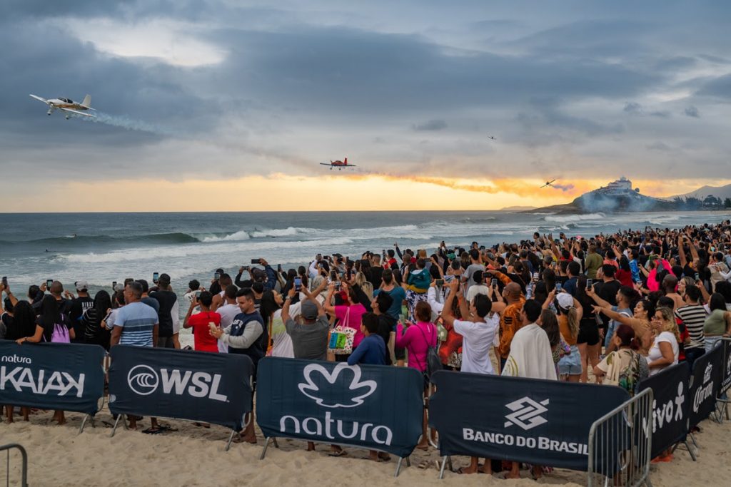 Esquadrilha CEU, uma das atrações, na Praia de Itaúna.