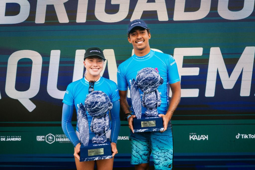 Erin Brooks e Samuel Pupo com troféus das vitórias em Saquarema na temporada passada.