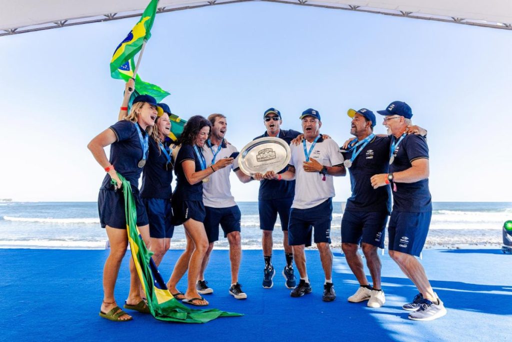 Equipe brasileira vibra com vitória no Mundial da ISA, El Sunzal, El Salvador.