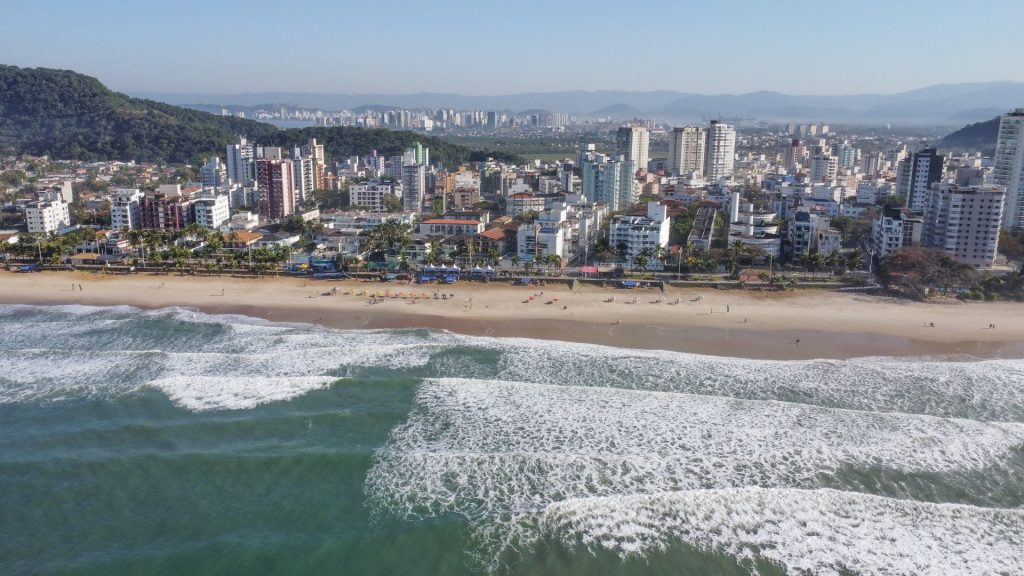 Praia do Tombo, Guarujá (SP), sede do CBSurf Rip Curl Grom Search.