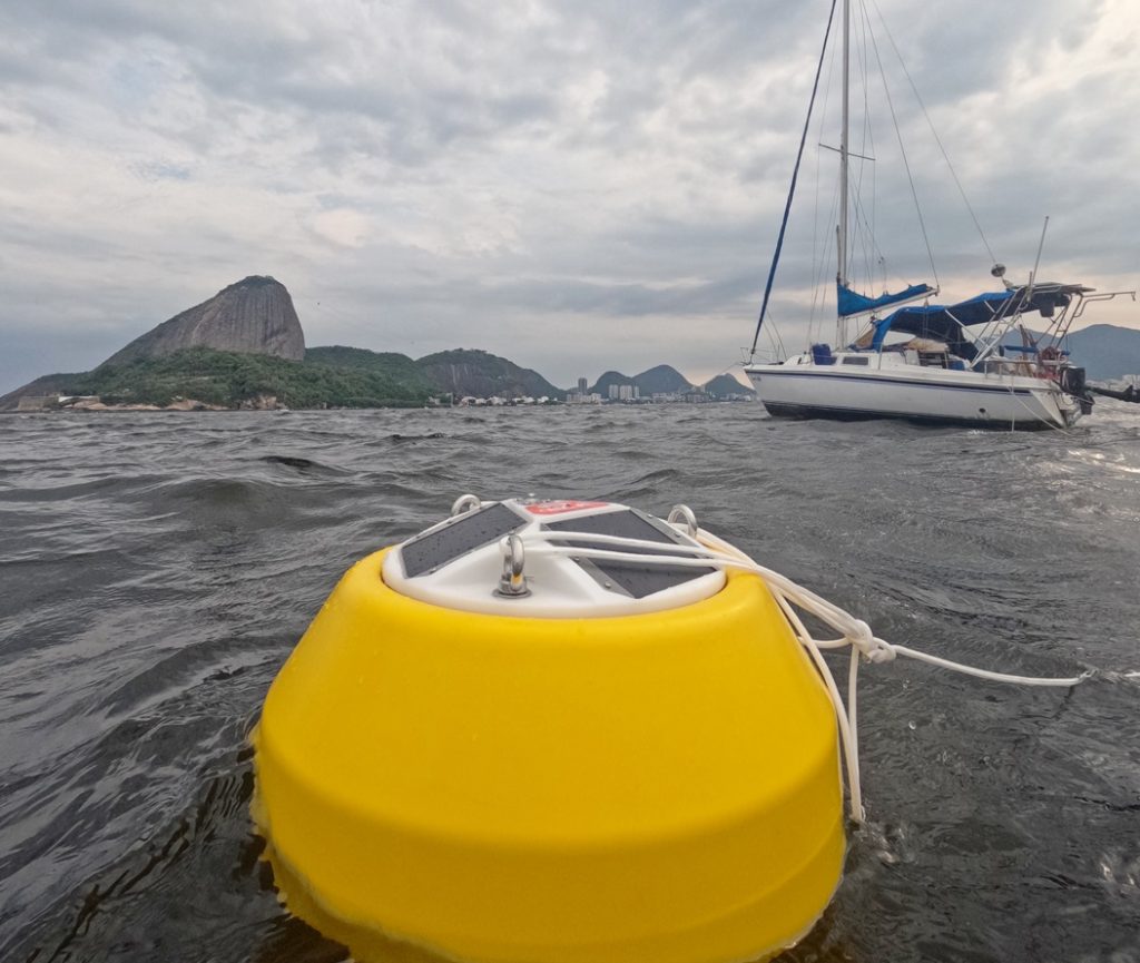 Boias coletam dados meteoceanográficos, oferece previsões mais precisas e adaptadas às condições locais.