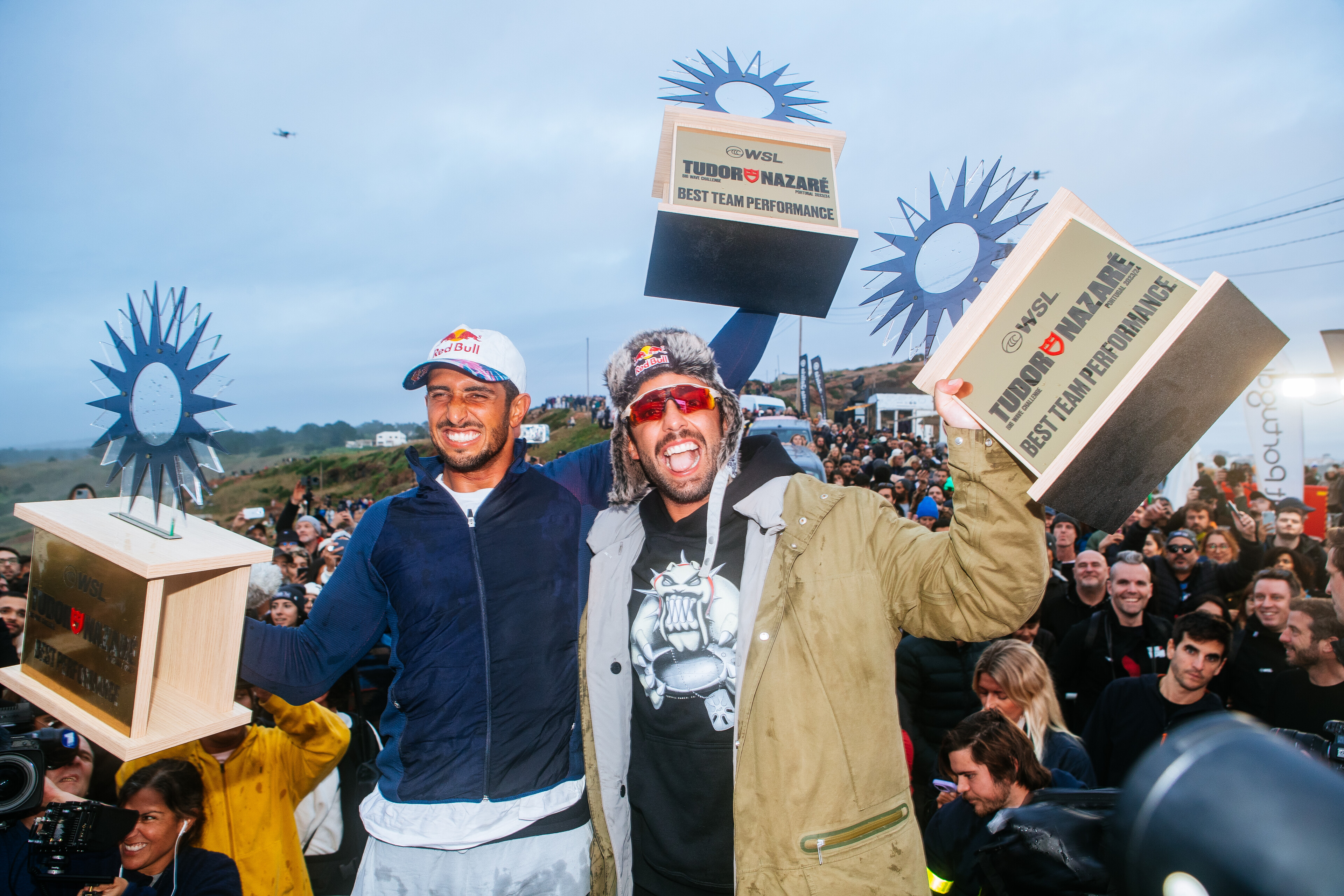 Lucas Chianca e Pedro Scooby reeditam nesta temporada dupla vitoriosa em Nazaré, Portugal.