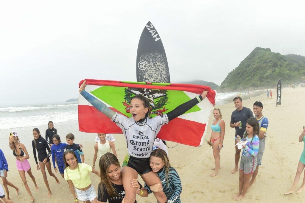 Valentina Zanoni comemora título da Sub 16 na Praia do Tombo, Guarujá (SP).