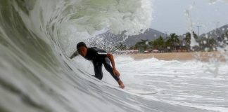 Daniel Fachini domina shorebreak