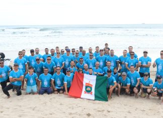 Policiais levantam troféus