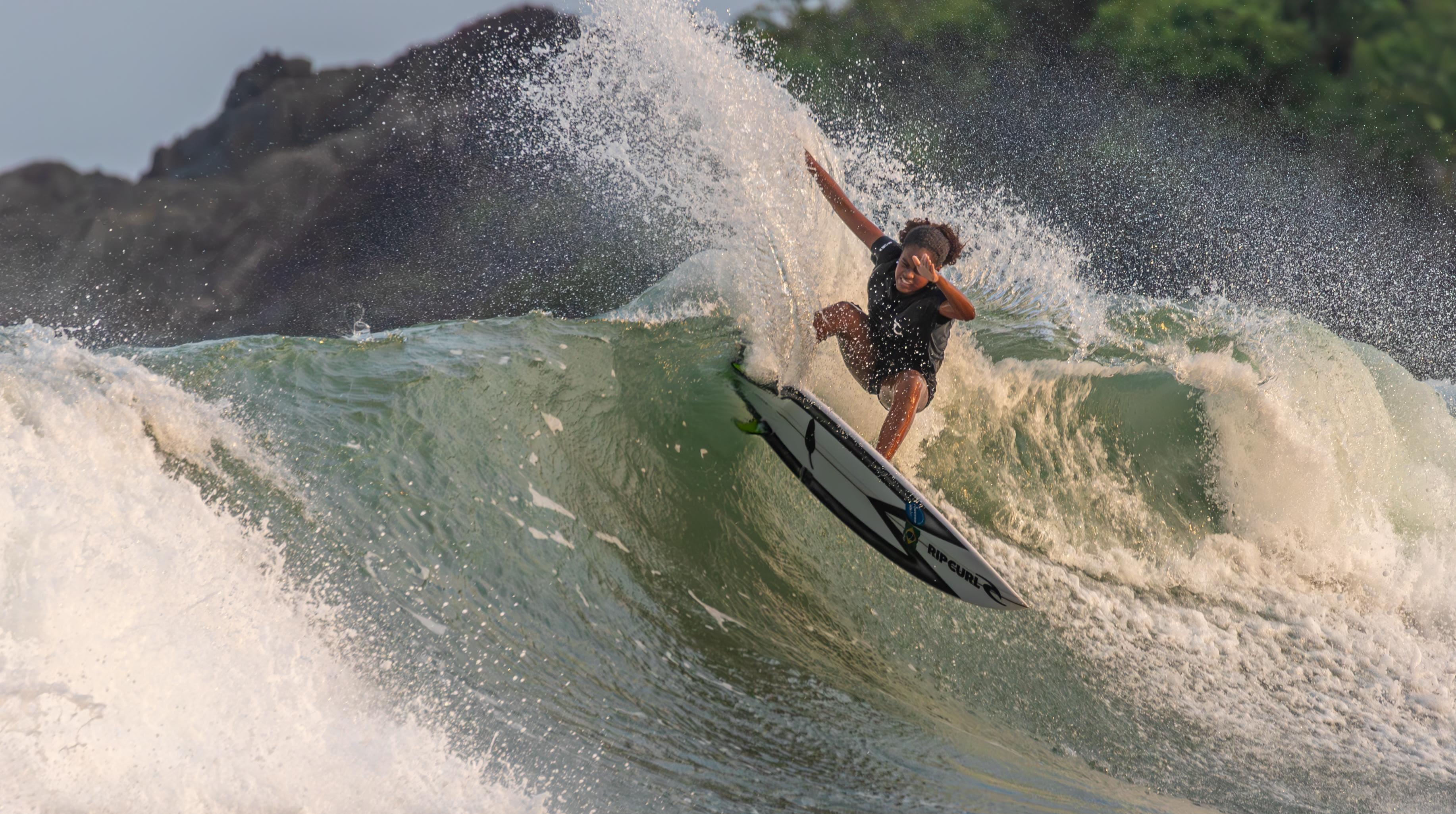 Maria Eduarda é uma das revelações do surfe feminino brasileiro.