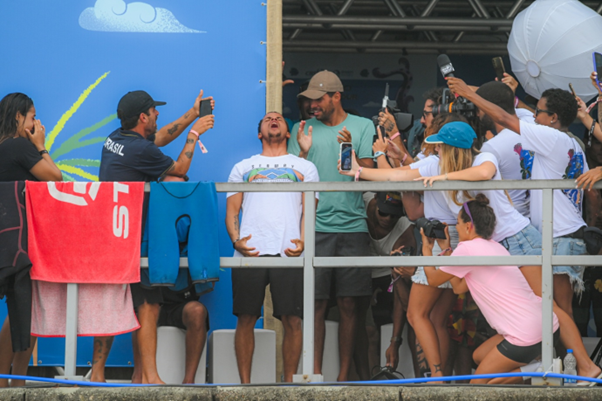 Douglas Silva comemora título do Dream Tour 2024.