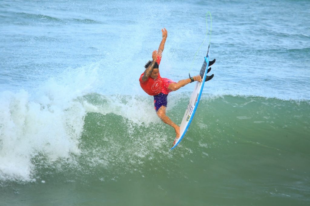 Italo Ferreira executa aéreos na Praia de Miami em Natal.