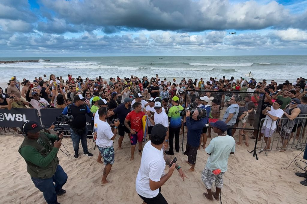 Praia lotada para acompanhar Italo Ferreira na bateria.