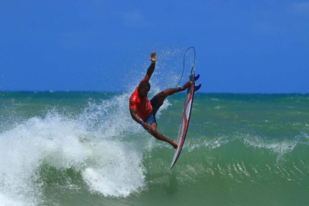 José Francisco assume ponta do Circuito Banco do Brasil de Surfe.