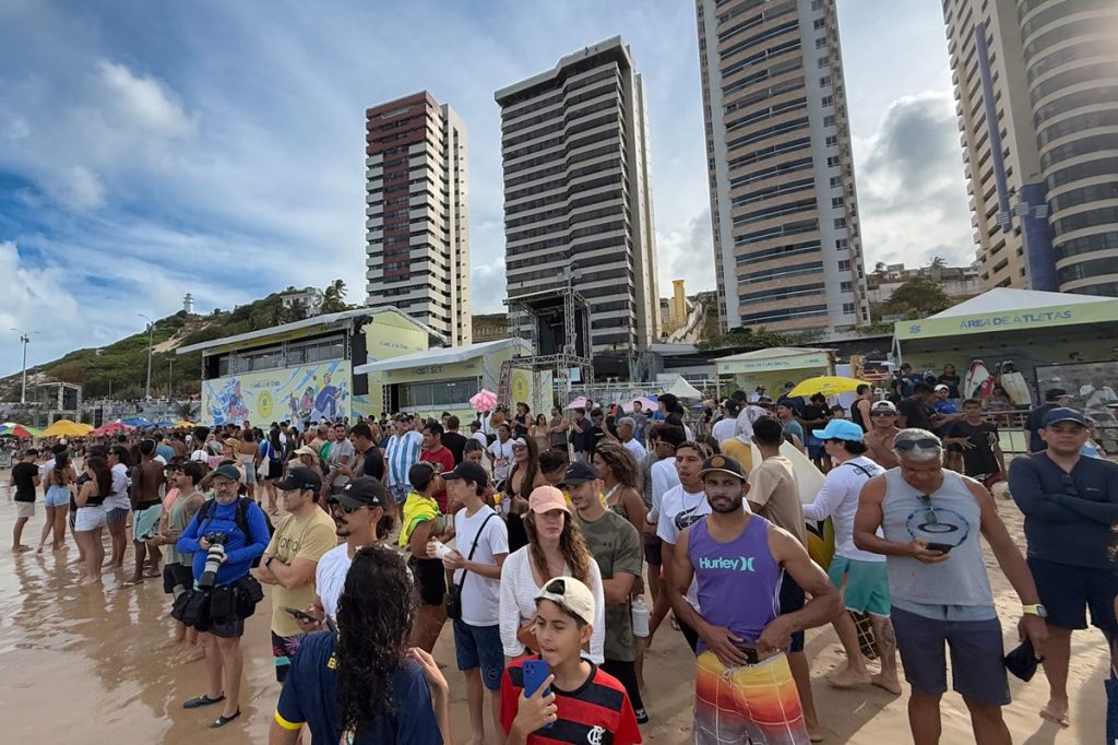 Quinta-feira de praia cheia na abertura do Circuito Banco do Brasil de Surfe.