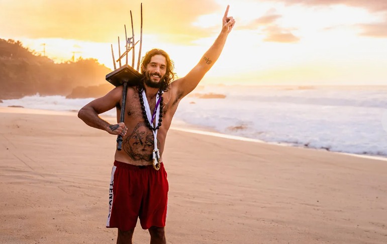 Landon McNamara comemora o título Eddie Aikau Invitational 2024.