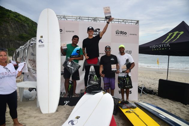 Pódio Longboard Masculino, Prainha Surf Pro/Am 2024, Rio de Janeiro. Foto: Nelson Veiga.