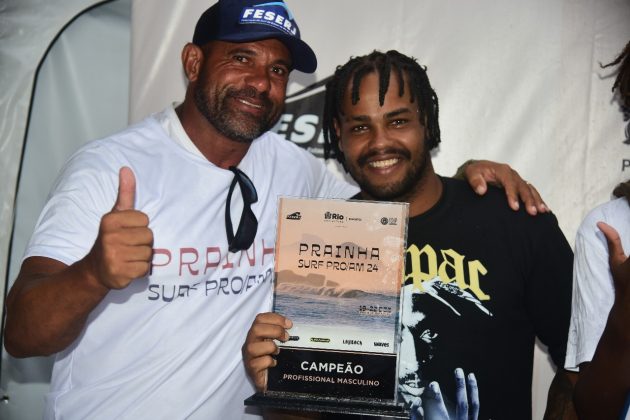 Barbosa (Vice-Presidente da ASAP) e Weslley Dantas, Prainha Surf Pro/Am 2024, Rio de Janeiro. Foto: Nelson Veiga.