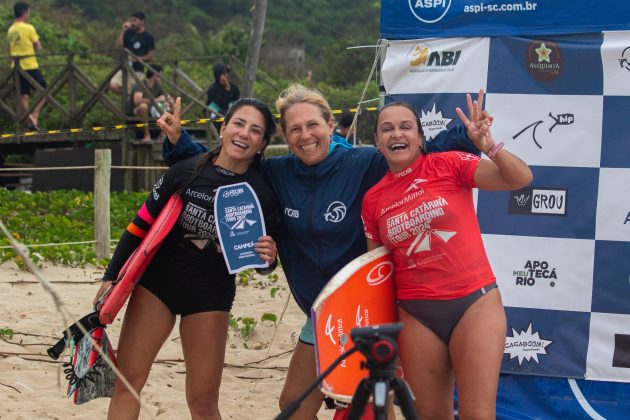 Paola, Cris e Neymara, Catarinense de Bodyboard 2024, Canto do Morcego, Itajaí (SC). Foto: Daniel Gustavo.