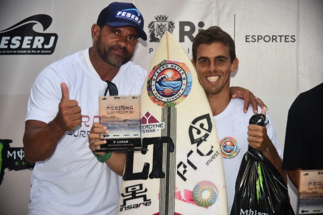 Barbosa (Vice-Presidente da ASAP) e Pedro Neves, Prainha Surf Pro/Am 2024, Rio de Janeiro. Foto: Nelson Veiga.