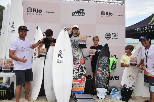 Pódio Sub 12 Masculino, Prainha Surf Pro/Am 2024, Rio de Janeiro. Foto: Nelson Veiga.