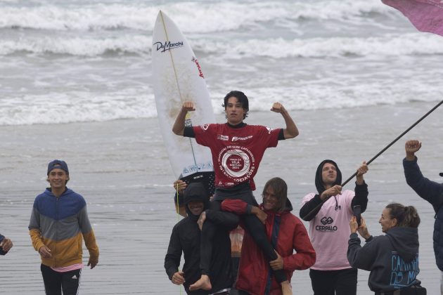 Santiago Valenzano, Interassociações de Surf 2024, Praia da Vila, Imbituba (SC). Foto: Angelo Possenti.