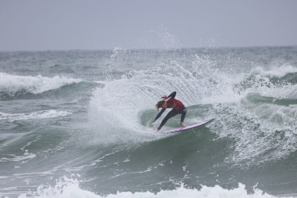 Ryan Kainalo busca título mundial Junior da WSL.