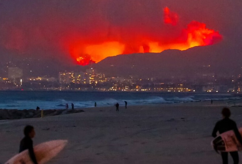 Fogo visto do pico de El Porto, Los Angeles, Califórnia (EUA).