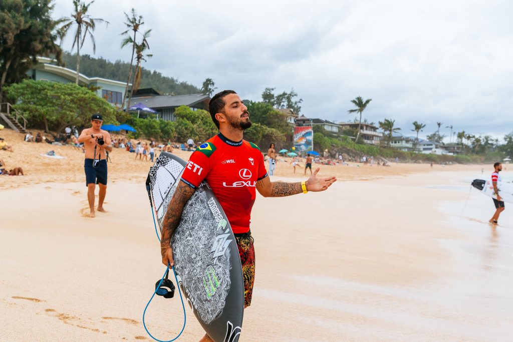 Filipe Toledo aguarda realização da repescagem para conhecer adversário no Round 3 do Pipe Pro 2025.