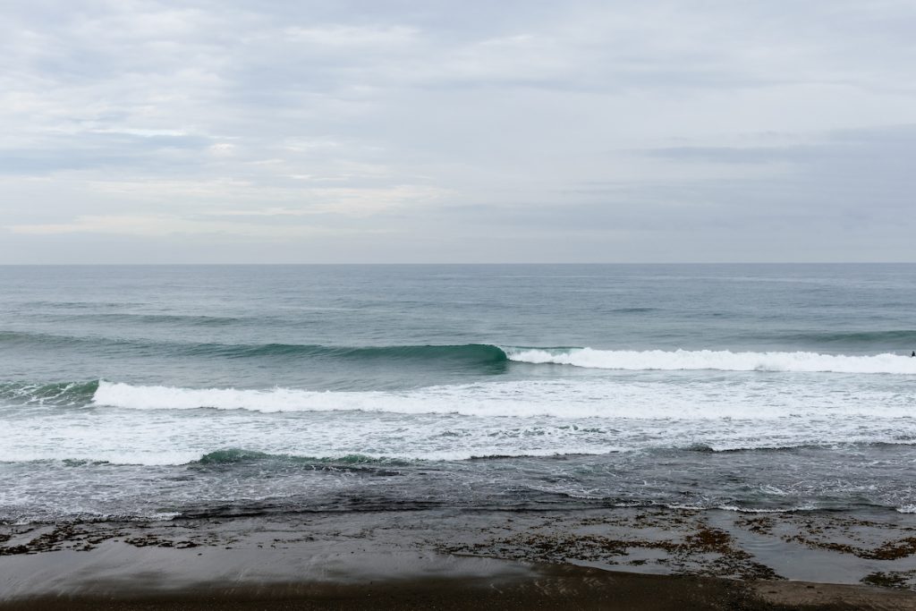 Direitas do point break de Urbiztondo Beach, La Union, Filipinas.