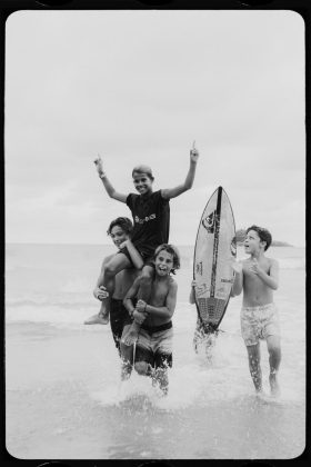 Equilibriza Surf Grommets, Praia de Pernambuco, Guarujá (SP). Foto: Divulgação.