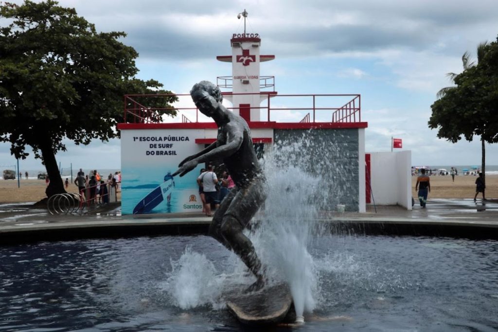 Escola Pública de Surf dedica ensino da modalidade há 33 anos.