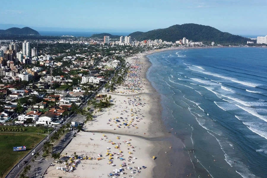 Praia da Enseada, Guarujá (SP), onde acontece um surto de virose.