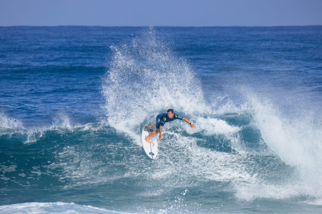 Deivid Silva ataca a direita de Backdoor e avança no Pipe Pro 2025.