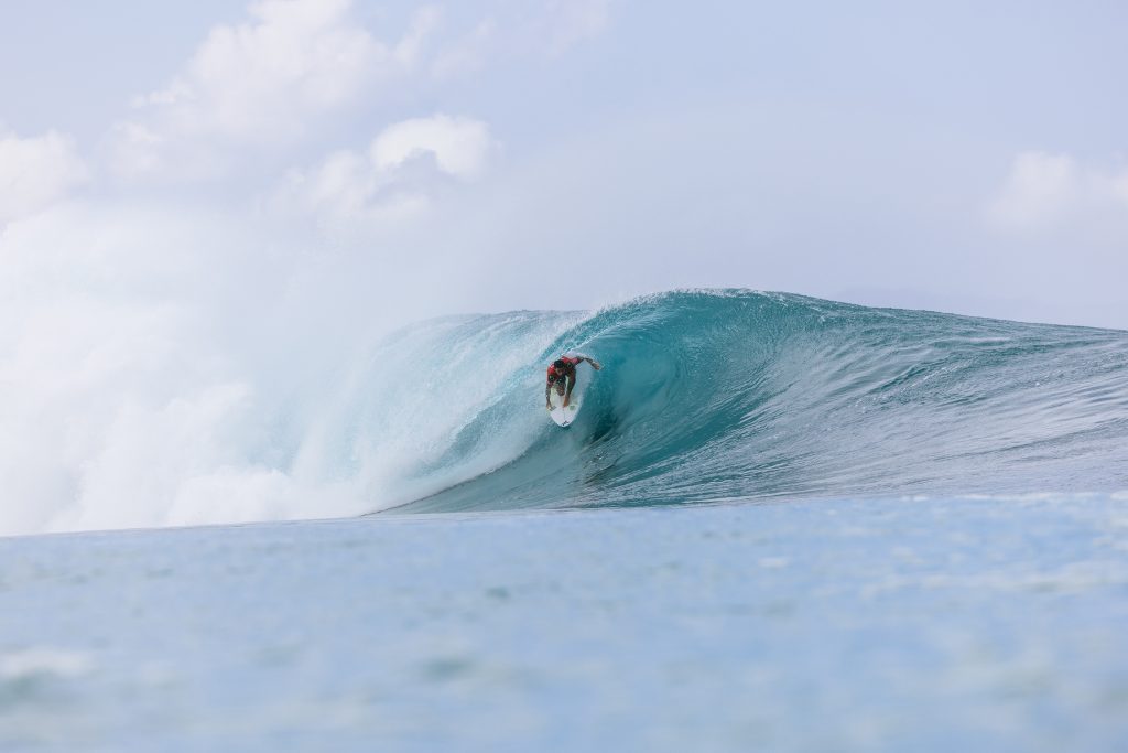 Filipe Toledo dá show em Backdoor e avança no Pipe Pro 2025.