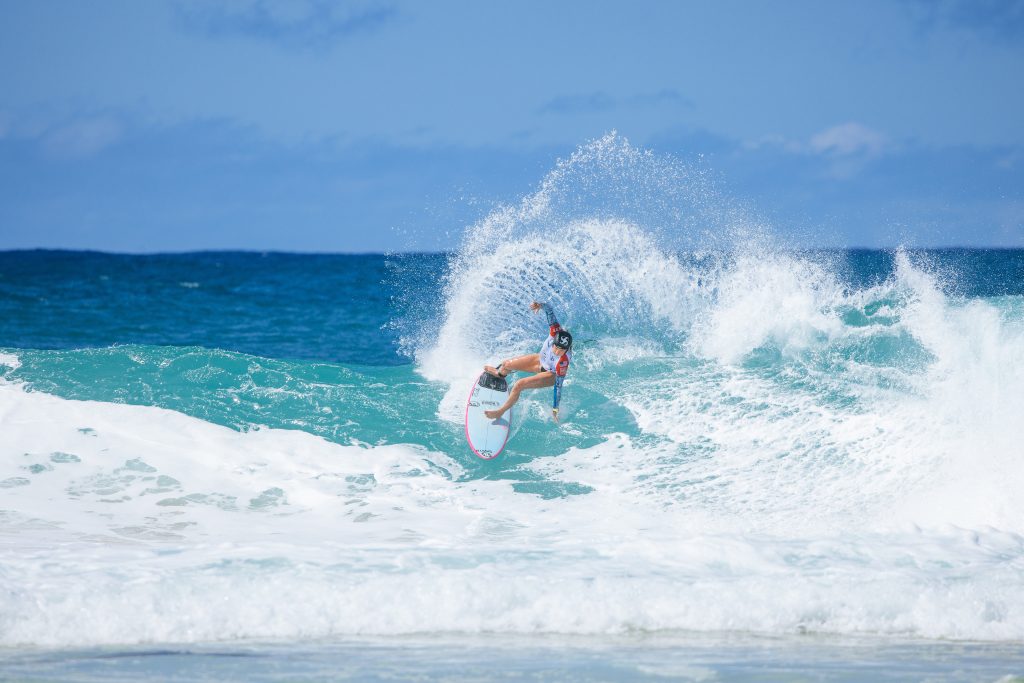 Lakey Peterson começa forte e vence bateria.