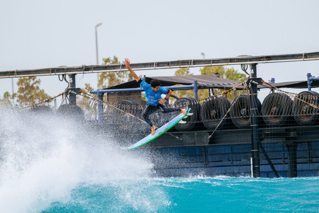 Yago Dora para nas quartas de final do Surf Abu Dhabi Pro 2025.